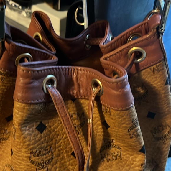 Bucket/Crossbody MCM absolutely nothing wrong with it. No cracks no scratches. - Picture 3 of 6